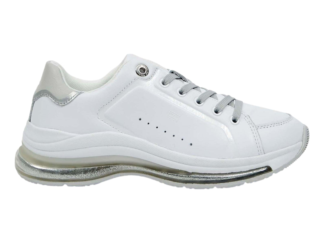 Tenis deportivos Tommy Hilfiger para mujer en color blanco con detalles y suela en color gris plateado.