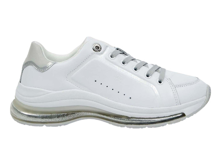 Tenis deportivos Tommy Hilfiger para mujer en color blanco con detalles y suela en color gris plateado.