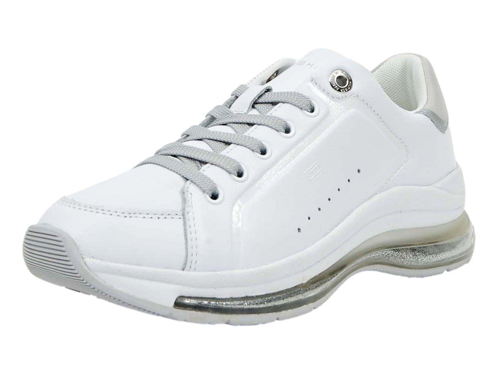 Tenis deportivos Tommy Hilfiger para mujer en color blanco con detalles y suela en color gris plateado.