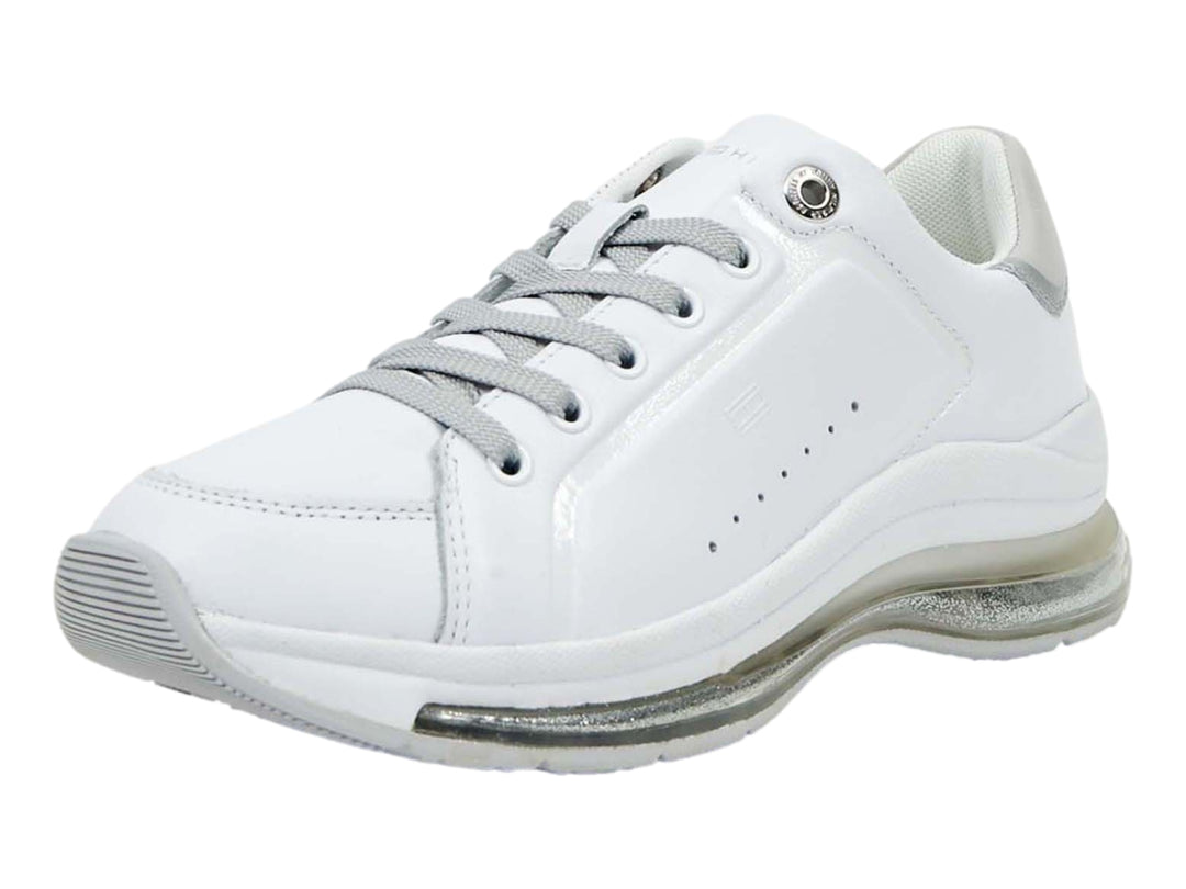 Tenis deportivos Tommy Hilfiger para mujer en color blanco con detalles y suela en color gris plateado.