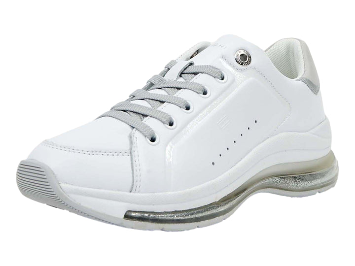 Tenis deportivos Tommy Hilfiger para mujer en color blanco con detalles y suela en color gris plateado.