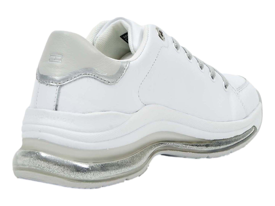 Tenis deportivos Tommy Hilfiger para mujer en color blanco con detalles y suela en color gris plateado.