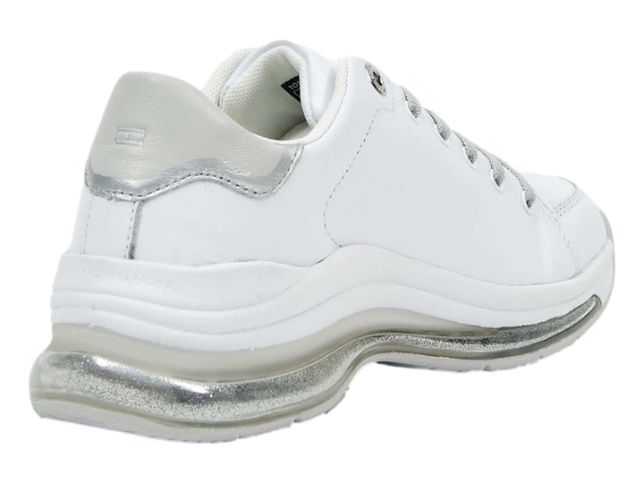 Tenis deportivos Tommy Hilfiger para mujer en color blanco con detalles y suela en color gris plateado.