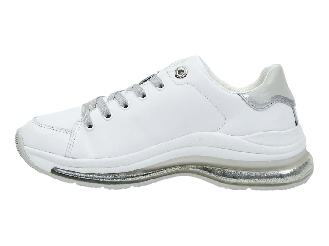 Tenis deportivos Tommy Hilfiger para mujer en color blanco con detalles y suela en color gris plateado.
