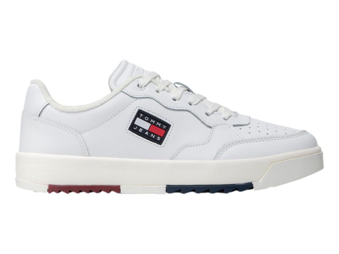 Tenis blancos de cuero Tommy Jeans con detalles en rojo y azul en la suela.