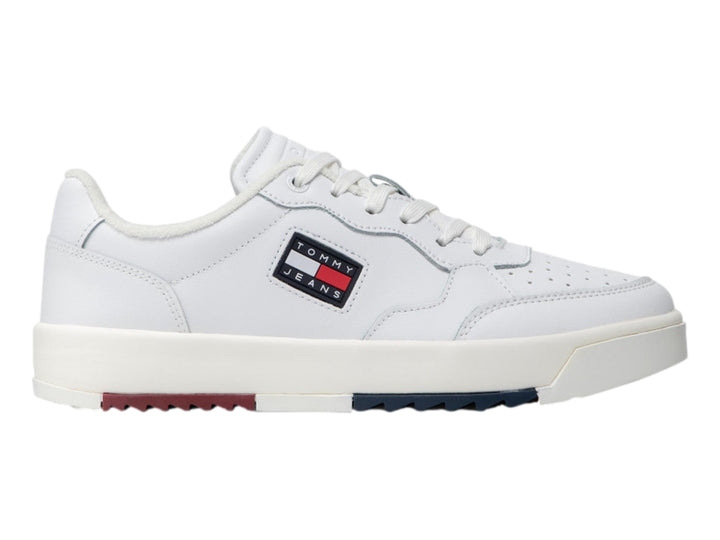 Tenis blancos de cuero Tommy Jeans con detalles en rojo y azul en la suela.