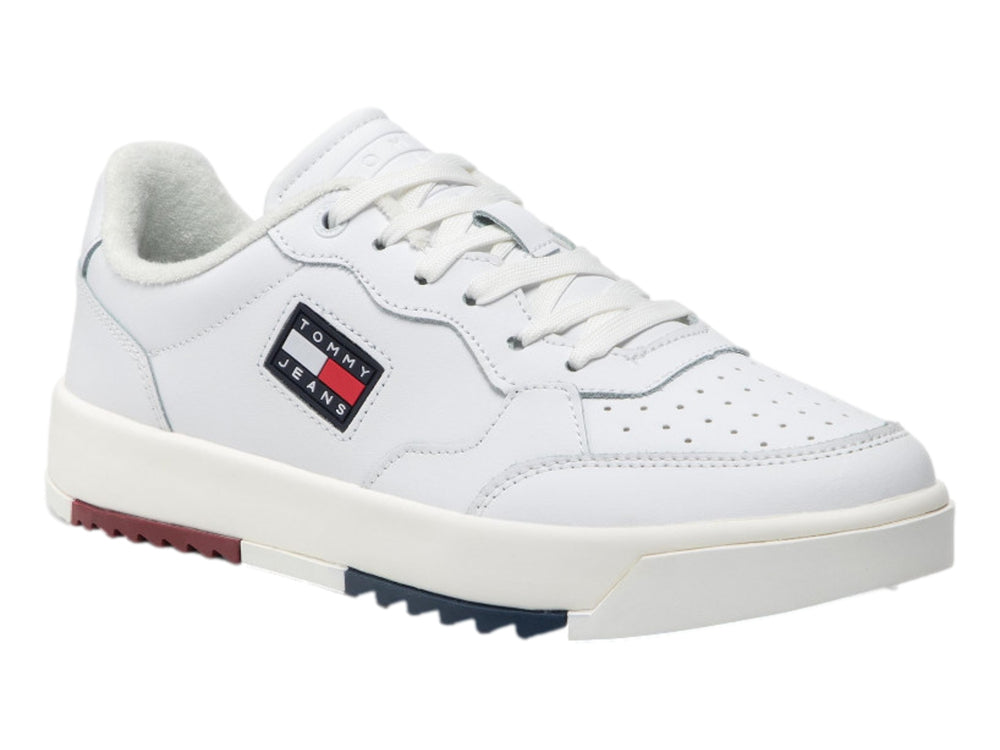 Tenis blancos de cuero Tommy Jeans con detalles en rojo y azul en la suela.