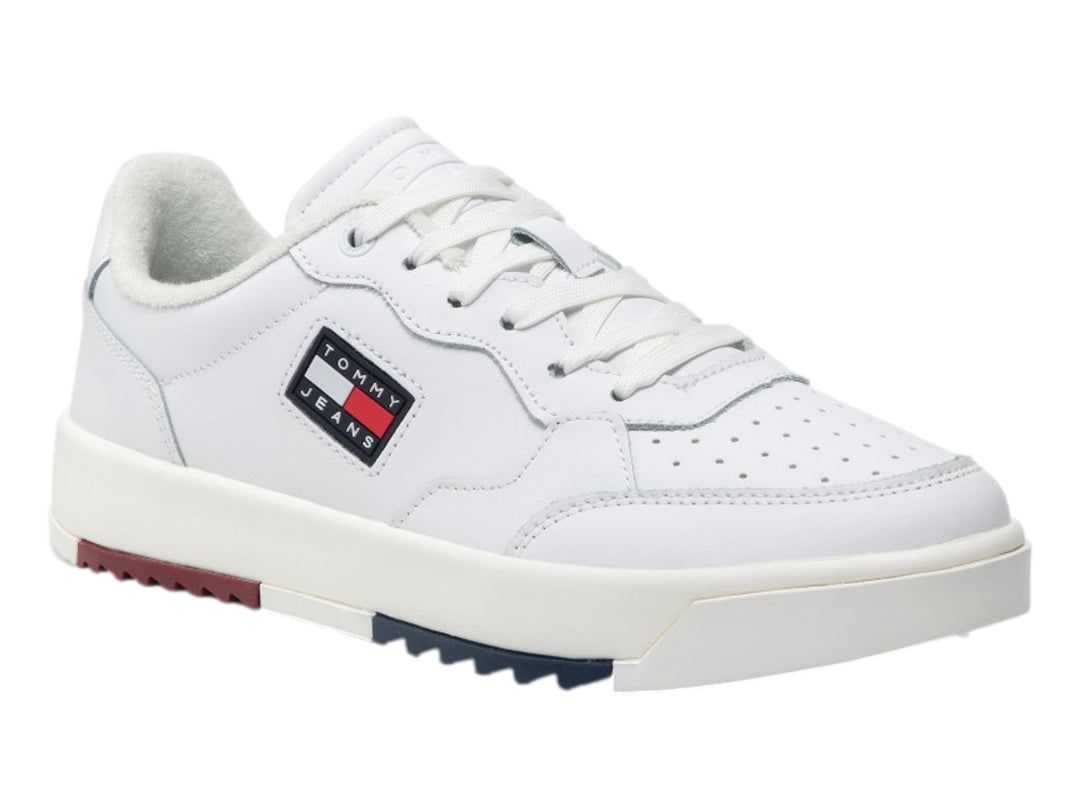 Tenis blancos de cuero Tommy Jeans con detalles en rojo y azul en la suela.