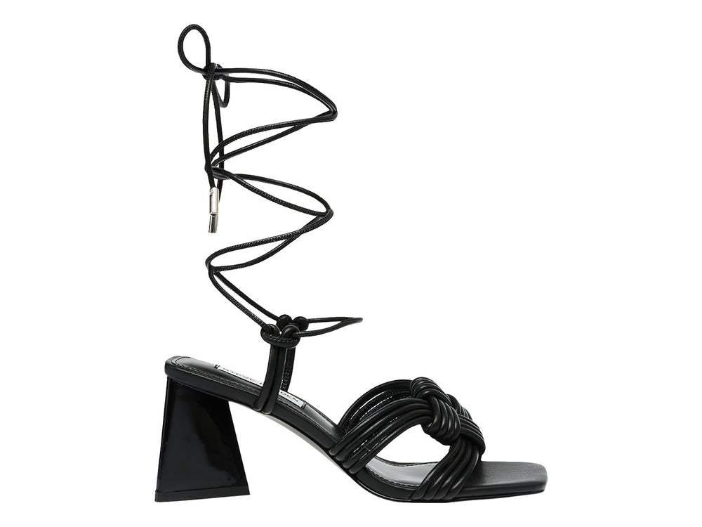 Sandalias negras de Steve Madden con tacón cuadrado, tiras trenzadas al frente y cordones largos para amarrar a la pierna.