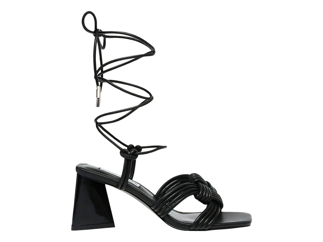 Sandalias negras de Steve Madden con tacón cuadrado, tiras trenzadas al frente y cordones largos para amarrar a la pierna.