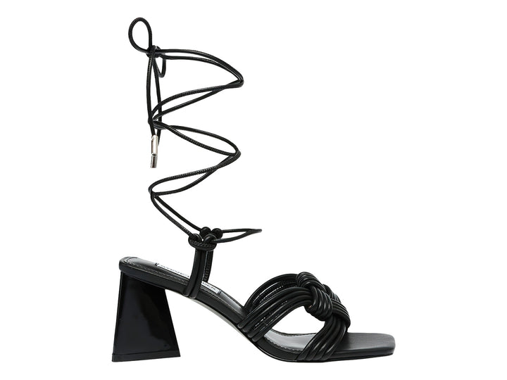 Sandalias negras de Steve Madden con tacón cuadrado, tiras trenzadas al frente y cordones largos para amarrar a la pierna.