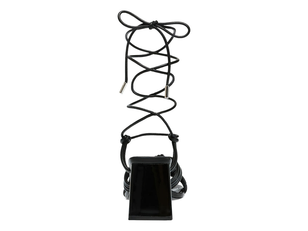 Sandalias negras de Steve Madden con tacón cuadrado, tiras trenzadas al frente y cordones largos para amarrar a la pierna.