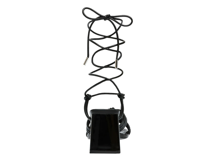 Sandalias negras de Steve Madden con tacón cuadrado, tiras trenzadas al frente y cordones largos para amarrar a la pierna.