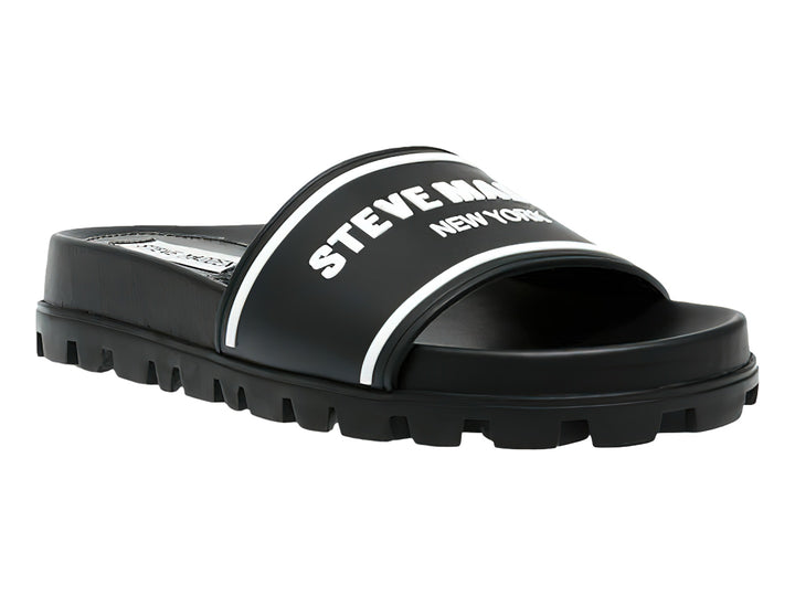 Sandalia deslizante negra de Steve Madden con suela gruesa dentada y banda blanca con logotipo.