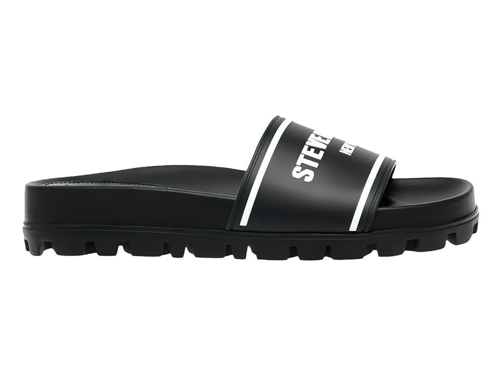 Sandalia deslizante negra de Steve Madden con suela gruesa dentada y banda blanca con logotipo.