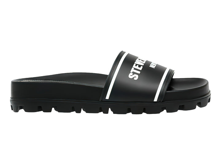 Sandalia deslizante negra de Steve Madden con suela gruesa dentada y banda blanca con logotipo.