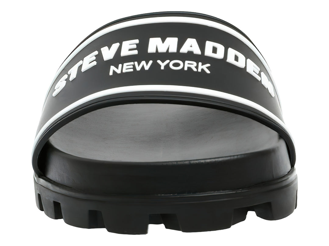 Sandalia deslizante negra de Steve Madden con suela gruesa dentada y banda blanca con logotipo.