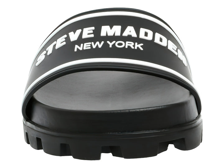 Sandalia deslizante negra de Steve Madden con suela gruesa dentada y banda blanca con logotipo.