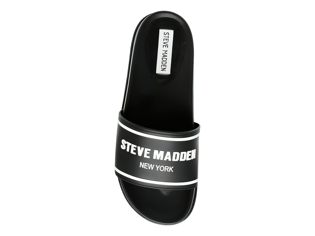 Sandalia deslizante negra de Steve Madden con suela gruesa dentada y banda blanca con logotipo.