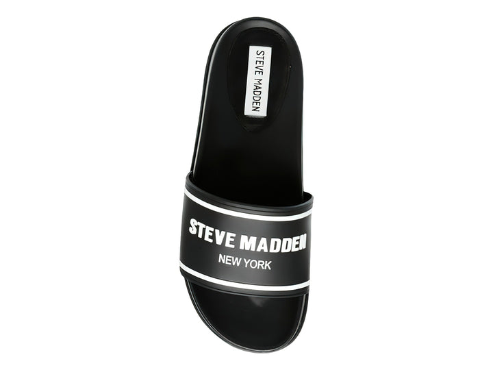Sandalia deslizante negra de Steve Madden con suela gruesa dentada y banda blanca con logotipo.