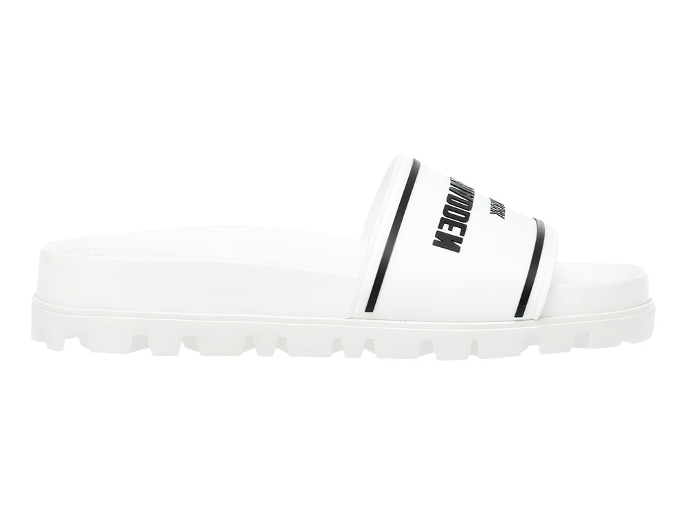Sandalia blanca de Steve Madden con banda ancha y suela gruesa dentada.