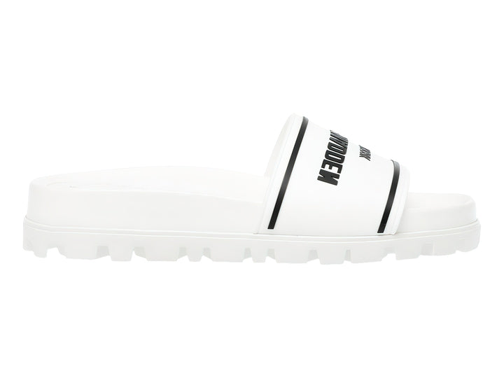 Sandalia blanca de Steve Madden con banda ancha y suela gruesa dentada.