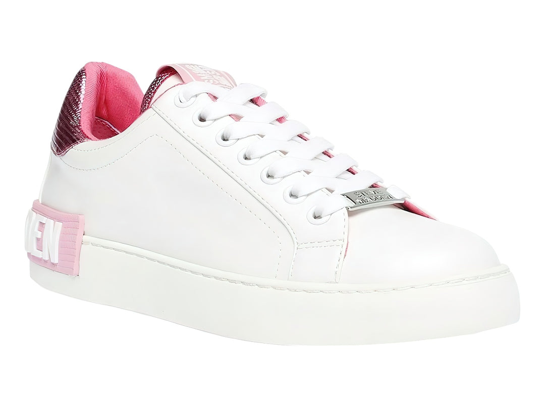 Tenis Steve Madden color blanco con detalles en fucsia en el talón y lengüeta, diseño casual de suela plana.