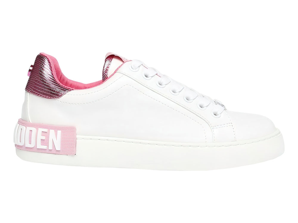 Tenis Steve Madden color blanco con detalles en fucsia en el talón y lengüeta, diseño casual de suela plana.