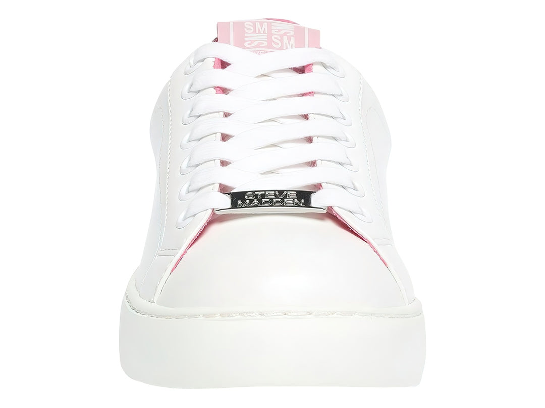 Tenis Steve Madden color blanco con detalles en fucsia en el talón y lengüeta, diseño casual de suela plana.