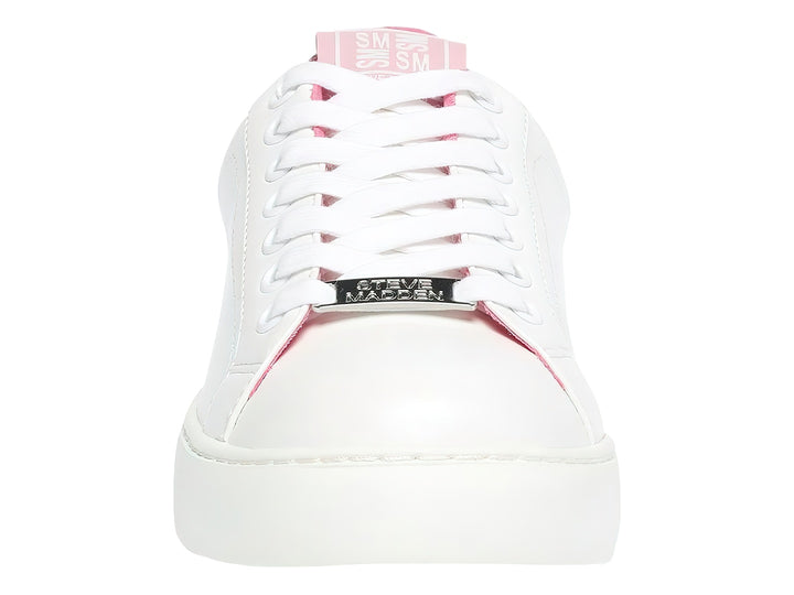 Tenis Steve Madden color blanco con detalles en fucsia en el talón y lengüeta, diseño casual de suela plana.