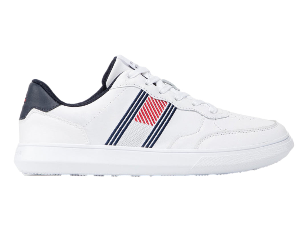 Tenis blancos de cuero Tommy Hilfiger con detalles en azul marino y rojo en el lateral y el talón.