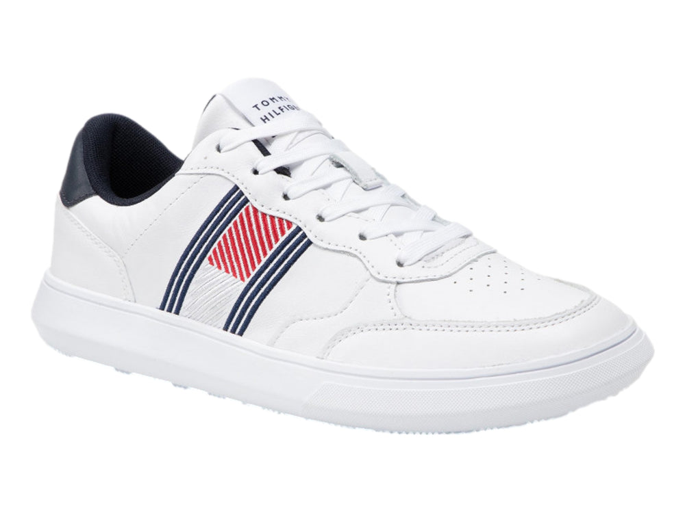 Tenis blancos de cuero Tommy Hilfiger con detalles en azul marino y rojo en el lateral y el talón.