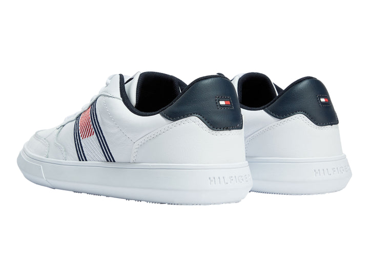Tenis blancos de cuero Tommy Hilfiger con detalles en azul marino y rojo en el lateral y el talón.