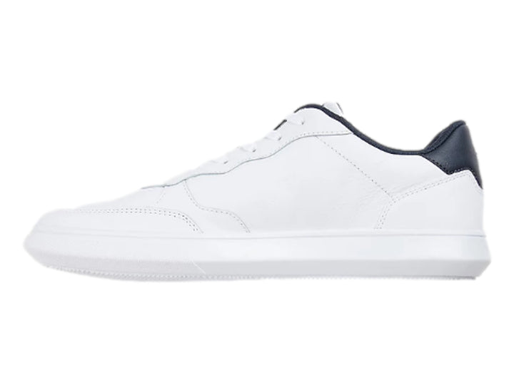 Tenis blancos de cuero Tommy Hilfiger con detalles en azul marino y rojo en el lateral y el talón.