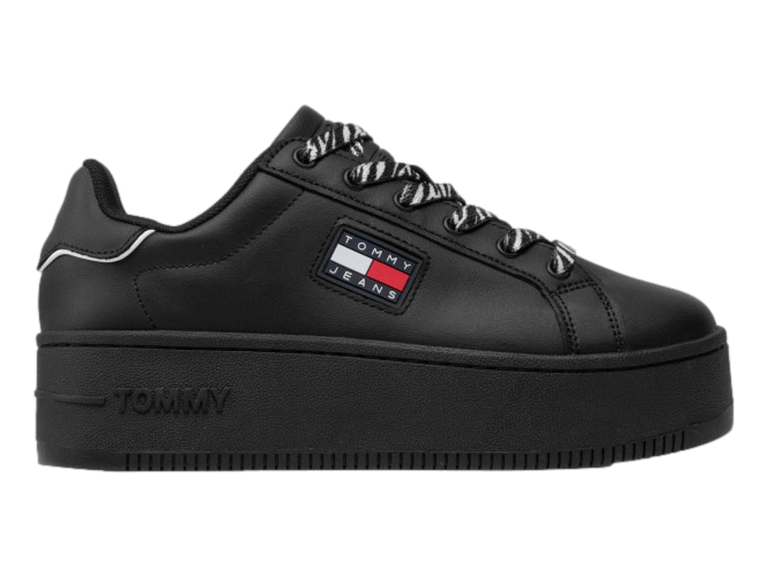 Tenis negros de plataforma Tommy Hilfiger con agujetas de estampado animal y suela gruesa.