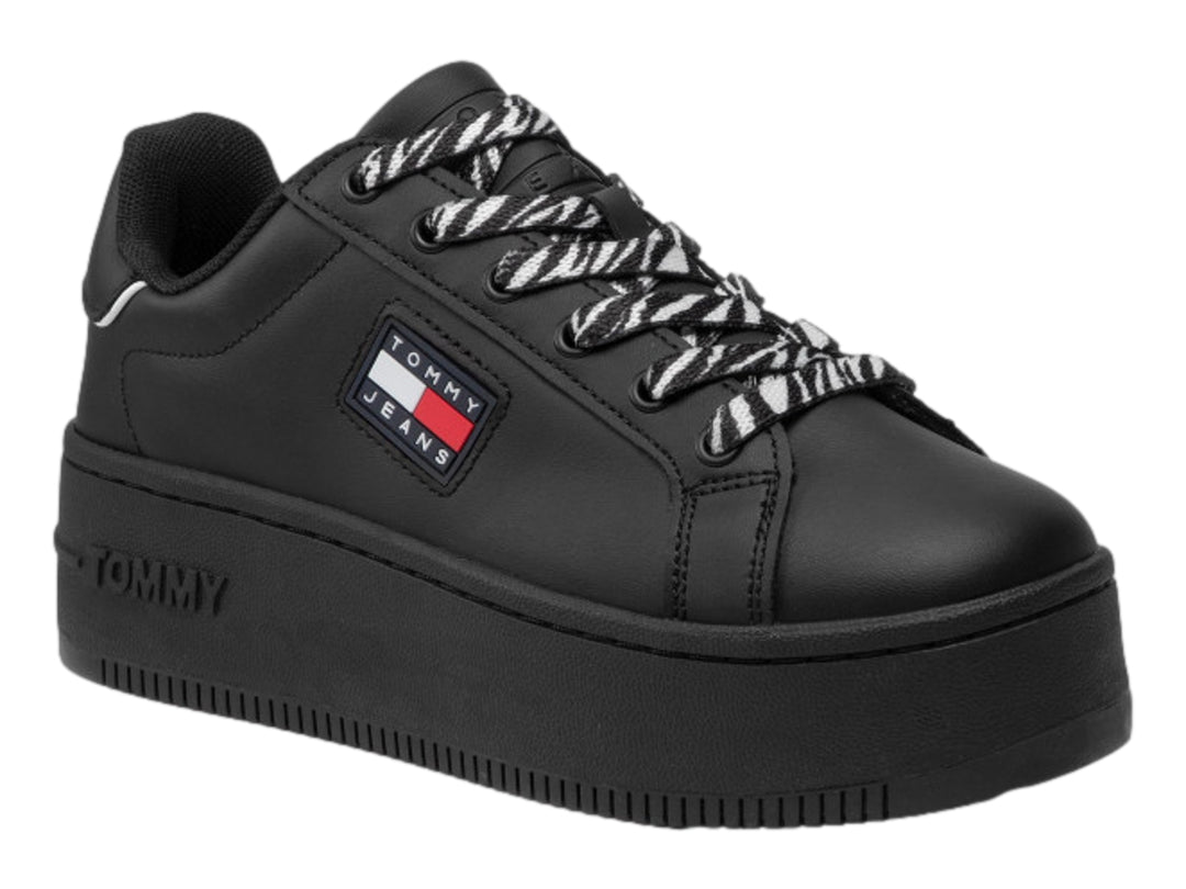 Tenis negros de plataforma Tommy Hilfiger con agujetas de estampado animal y suela gruesa.