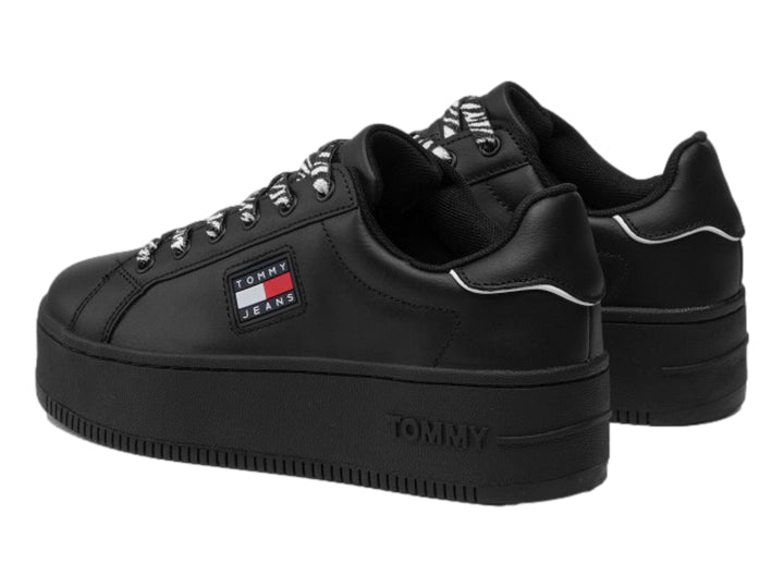 Tenis negros de plataforma Tommy Hilfiger con agujetas de estampado animal y suela gruesa.