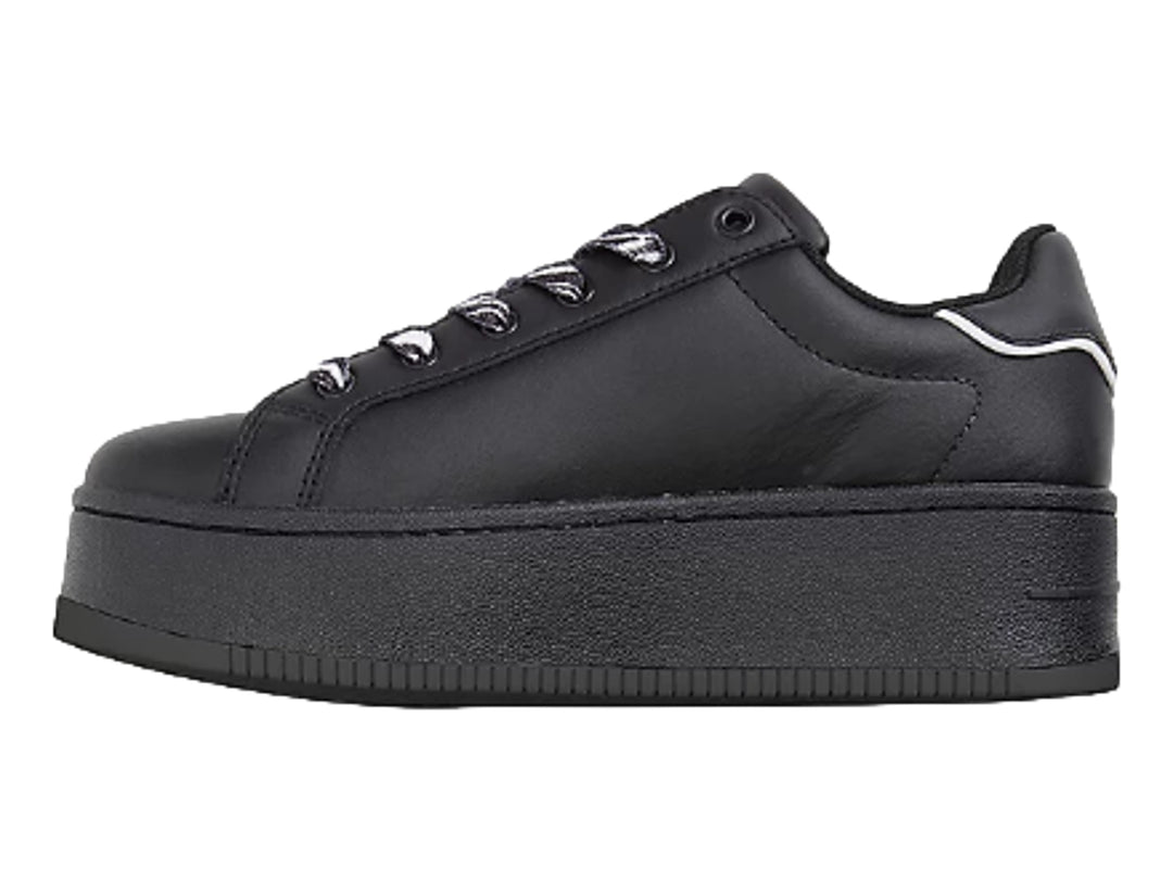 Tenis negros de plataforma Tommy Hilfiger con agujetas de estampado animal y suela gruesa.