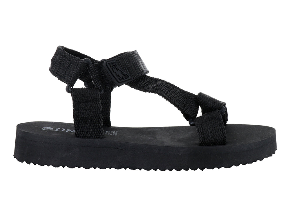 Sandalia deportiva de color negro con tiras ajustables y suela rígida texturizada.