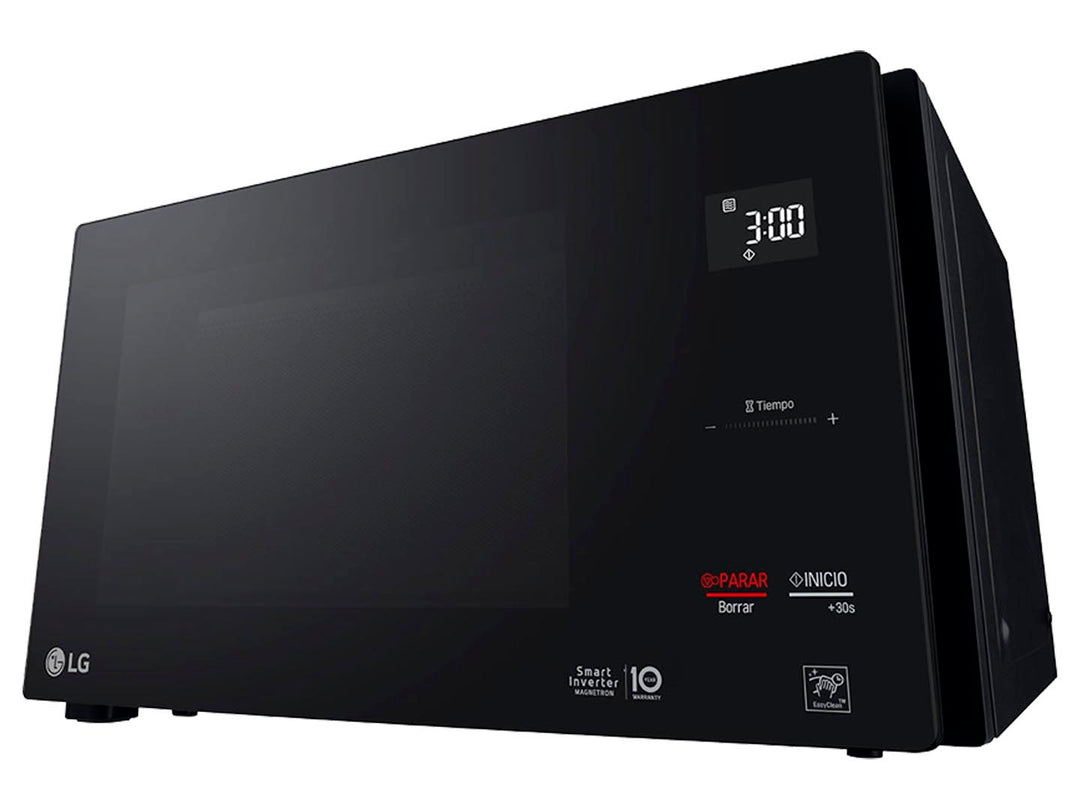 Horno de microondas LG NeoChef color negro con panel de control digital y acabado brillante.