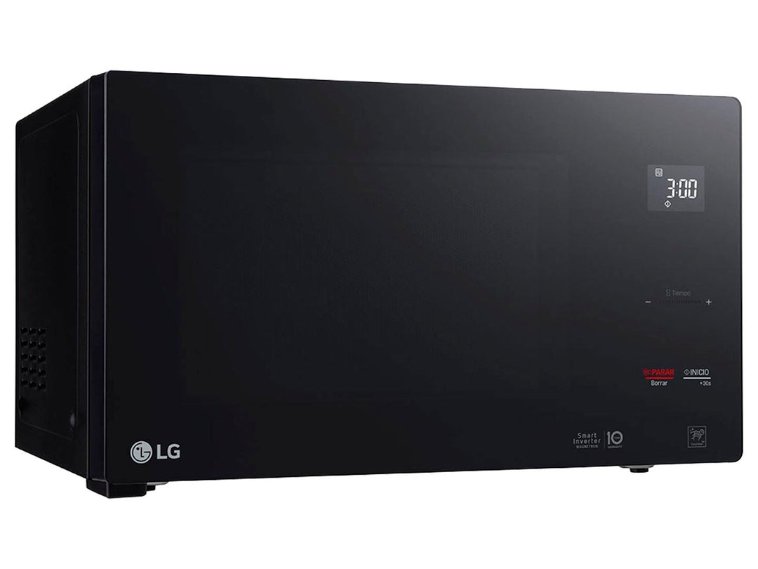 Horno de microondas LG NeoChef color negro con panel de control digital y acabado brillante.