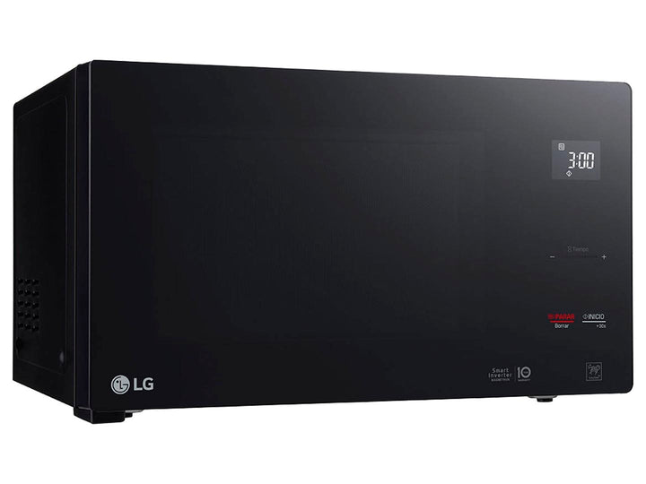 Horno de microondas LG NeoChef color negro con panel de control digital y acabado brillante.