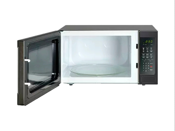 Horno de microondas Winia color plata con puerta de espejo y panel de control digital.