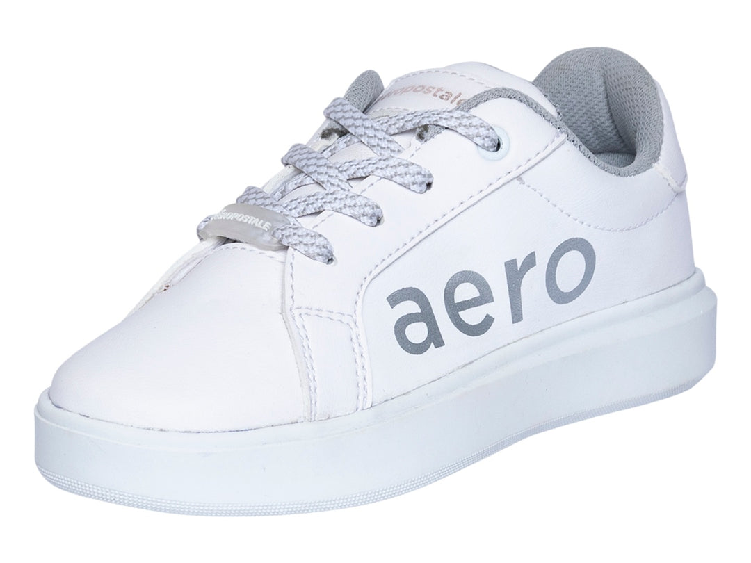 Tenis blancos Aeropostale para niños con detalles en gris y suela blanca.