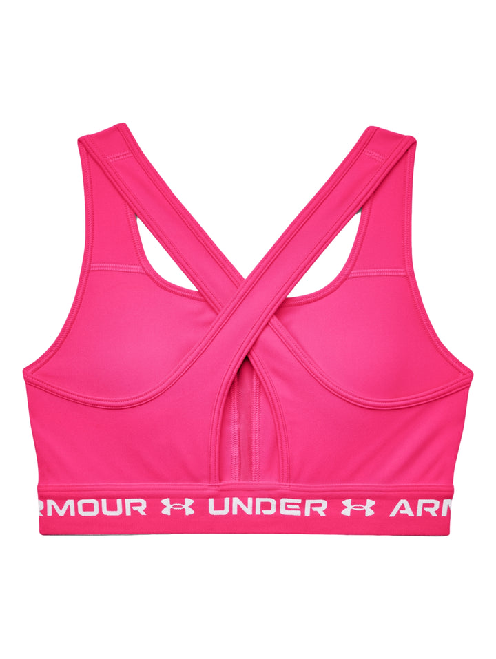 Mujer vistiendo un bra deportivo Under Armour color rosa con banda elástica blanca en la base.
