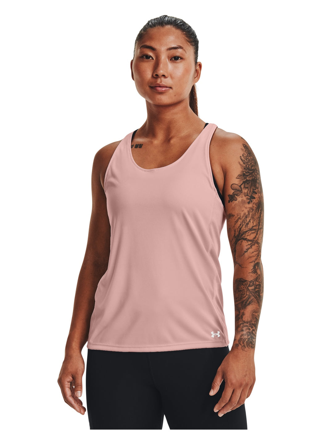 Mujer vistiendo una camiseta deportiva sin mangas Under Armour en color rosa retro.