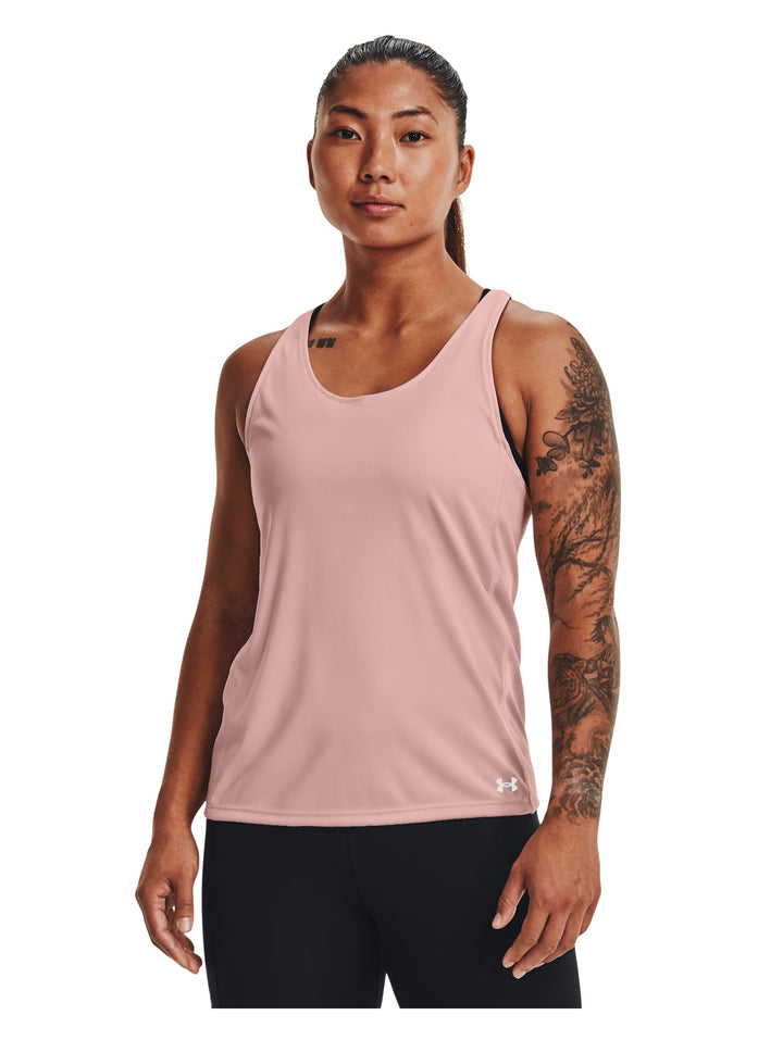 Mujer vistiendo una camiseta deportiva sin mangas Under Armour en color rosa retro.