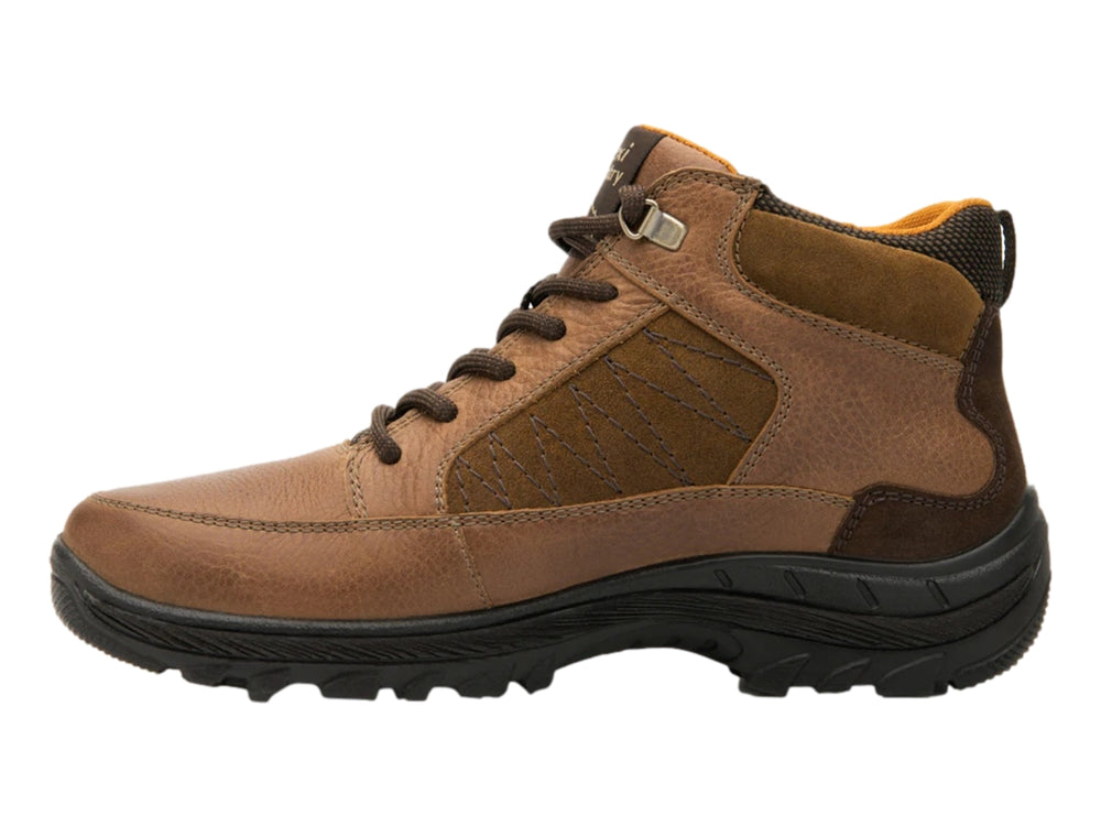Botín Flexi color tan de cuero con suela negra y agujetas, estilo casual country.