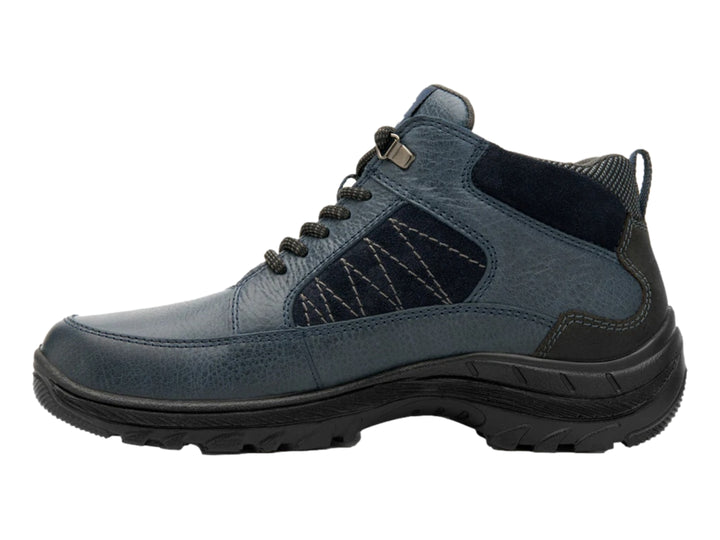 Zapato Flexi azul oscuro con suela negra dentada y acabados en cuero.