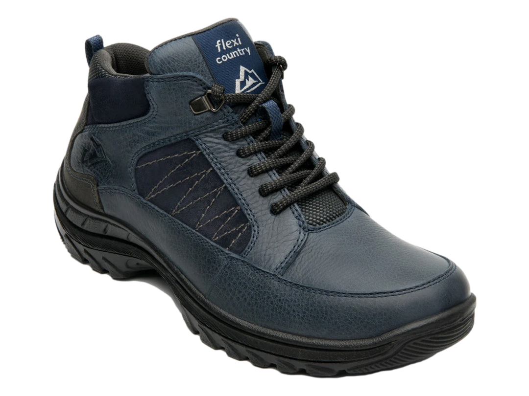Zapato Flexi azul oscuro con suela negra dentada y acabados en cuero.